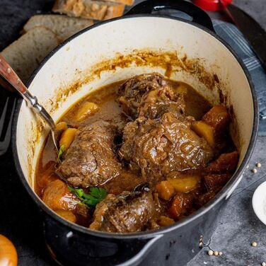 Чавунна кокотниця BBQ-Toro 4,3 л чорна, овальна емальована чавунна сковорідка з кришкою чавунна каструля, підходить для індукційни