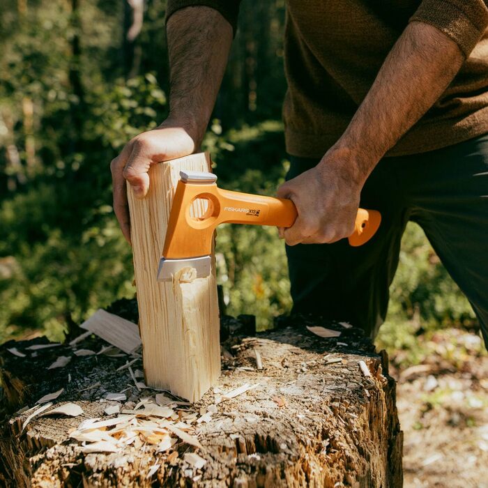 Сокира кемпінгова Fiskars X-Series X13, надлегка (480 г), вага голівки 325 г, довжина 33,2 см. Ідеально підходить для розколювання дров у походах та на кемпінгу. Подвійно загартована сталь/FiberComp, помаранчевий колір, 1069101 X13 (довжина 33,2 см)