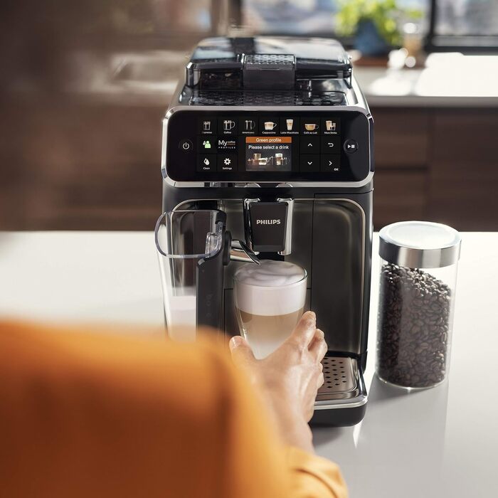 Повністю автоматична кавоварка Philips Series 5400 - молочна система LatteGo, 12 спешелті кави, інтуїтивно зрозумілий дисплей, 4 профілі користувача, чорний (EP5441/50)