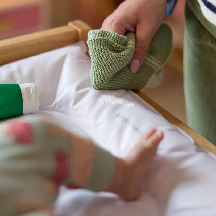 Пеленальний столик для немовлят, 012 місяців (11 кг), включаючи пеленальний килимок, водонепроникний, легко чиститься, перевірено на безпеку, легкий доступ для дитини, відділення для зберігання, легке складання, натуральне дерево