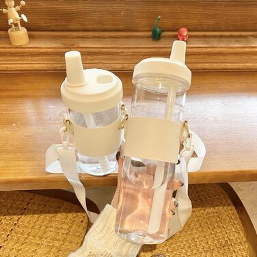 Чашка для пиття з плечовим ременем. Практична пляшка для води зі знімною трубочкою. Виготовлена з пластику. Для любителів напоїв. З плечовим ременем.