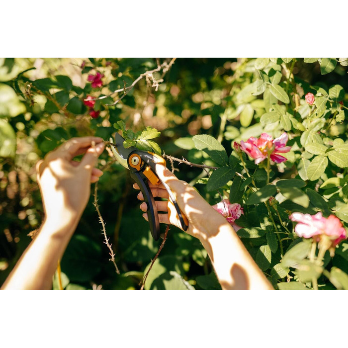 Садові ножиці Fiskars Bypass, Plus SmartFit, P541, Для свіжих гілок та сучків, Антипригарне покриття, Леза з нержавіючої сталі, Довжина 20,1 см, Чорний/Помаранчевий, 1057169 Садові ножиці P541 Одинарні