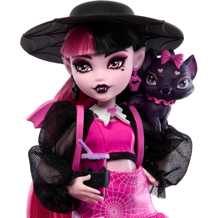 Лялька Monster High Дракулаура з її домашнім котом-летючою мышью, графом Фебулозом, та аксесуарами, такими як рюкзак, книга заклинань, коробка для бенто та багато іншого, HRP64