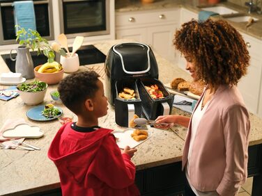 Двокамерна фритюрниця Russell Hobbs 2 відділення кожне 4,25 л, можна використовувати лише окремо, загальний об'єм 8,5 л Технологія швидкої фритюрниці (8 програм, можна мити в посудомийній машині, сенсорний екран) Аерофритюрниця 27290-56S