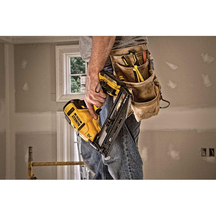 Акумуляторний цвяходер Dewalt 18В DCN660D2 (енергія удару 48 Дж, довжина цвяхів 32-63 мм, ємність магазину 110 цвяхів, контактний