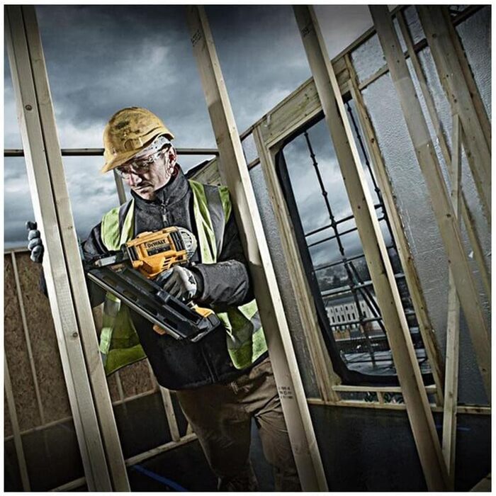 В Безщітковий набір для подвійного цвяхозабивача з 2 акумуляторами по 5,0 Ач та зарядним пристроєм у сумці, 18В, 2046P2-GB DCK2046