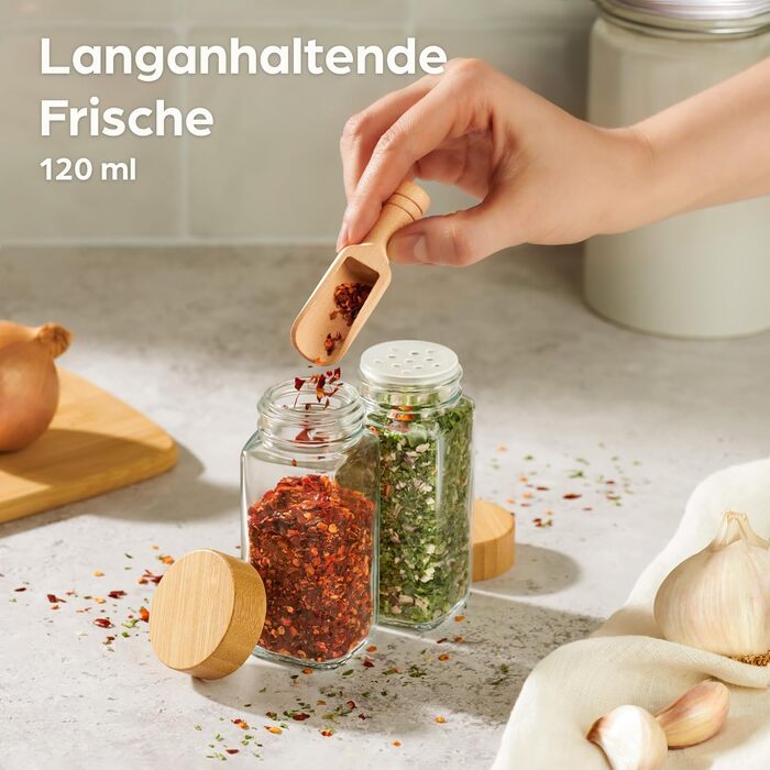 Підставка для спецій Praknu з банками - Підставка для спецій виготовлена з деревини FSC - Набір з 12 квадратних банок для спецій з бамбуковими кришками - Включає вкладиш для шейкера та етикетки - Набір кухонних органайзерів з 12 предметів з полицею