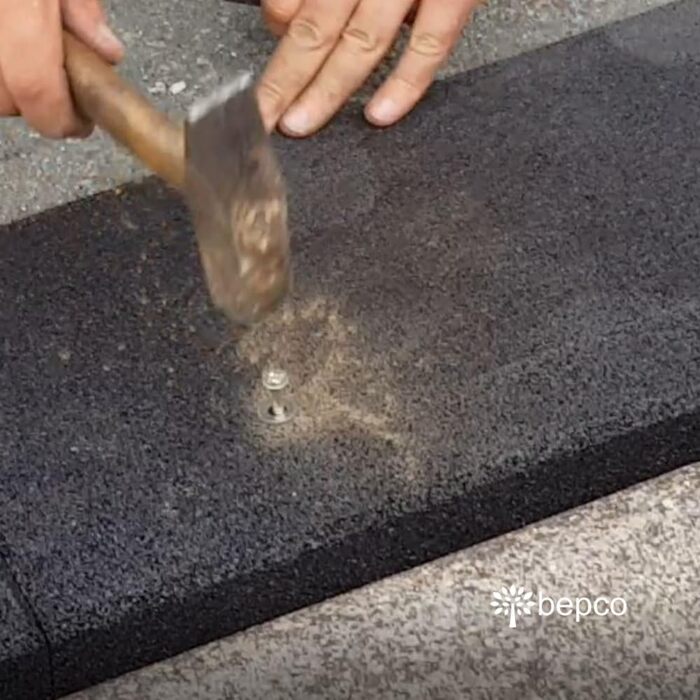 Бордюрний пандус Bepco, 100 × 25 × 10 см — гумовий заїжджий поріг із вбудованими шайбами для кріплення (чорний)