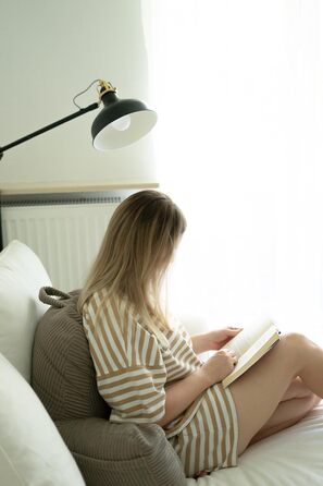 Подушка для спинки Flumi з підлокітниками для читання, перегляду телевізора або відпочинку, подушка для читання для ліжка та дивана з чохлом, який можна прати, наповнювач з пінопласту, опора для спини з ручкою для перенесення (бежевий вельвет)