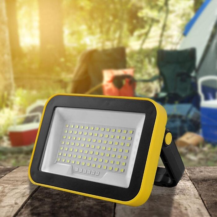 Багатофункціональний світлодіодний будівельний ліхтар із водонепроникним класом захисту IPX4 та акумулятором ємністю 2000 мАг для застосування на вулиці та всередині приміщень. Портативний будівельний ліхтар.