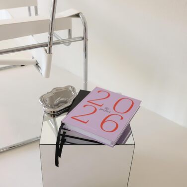 Щоденний календар Одерніхтодердоха Формат A5 З річним оглядом, розкладом на кожен день тижня - Тверда обкладинка - 328 сторінок - один день на сторінці - з покажчиком та закладкою (Версія 2026 / фіолетовий)