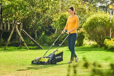 Акумуляторна газонокосарка Ryobi ONE 18 В, ширина зрізу 33 см, з акумулятором 2х4,0 Ач та зарядним пристроєм, складна, зручна ручка