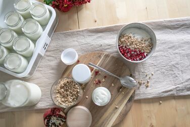 Йогуртниця Steba, функція таймера з кінцевим вимикачем для ідеальної консистенції, світловий індикатор роботи, LCD дисплей, 12 - скляних контейнерів для йогурту з кришкою 0,21 літра, 2,5 літра, JM 2