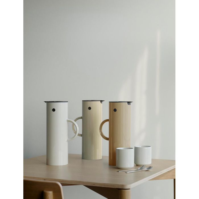 Ізольований глечик Stelton EM77 - Двостінний ізольований глечик для гарячих/холодних напоїв - Чайник та кавник зі скляною вставкою, магнітною застібкою, кришкою, що закручується, вінтажний дизайн - 1 літр, пісочний