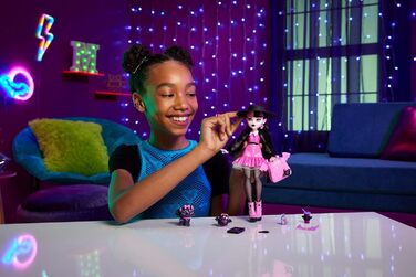 Лялька Monster High Дракулаура з її домашнім котом-летючою мышью, графом Фебулозом, та аксесуарами, такими як рюкзак, книга заклинань, коробка для бенто та багато іншого, HRP64