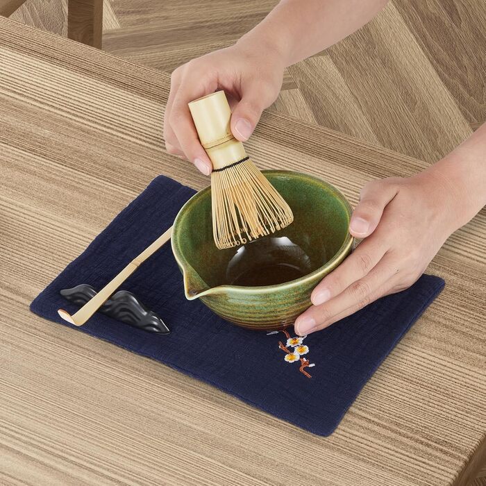 Набір для матчі Garvee 7 предметів керамічна чаша, бамбуковий вінчик (часен), підставка для вінчика, бамбусова ложка, підставка для ложки, ситечко з нержавіючої сталі та серветка для чаю для традиційних чайних церемоній та поціновувачів чаю колір зелений,