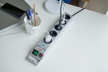 Розетковий подовжувач із захистом від перенапруги (багаторозеткова розетка з кабелем 2,5 м і вимикачем - з ударостійкого полікарбо