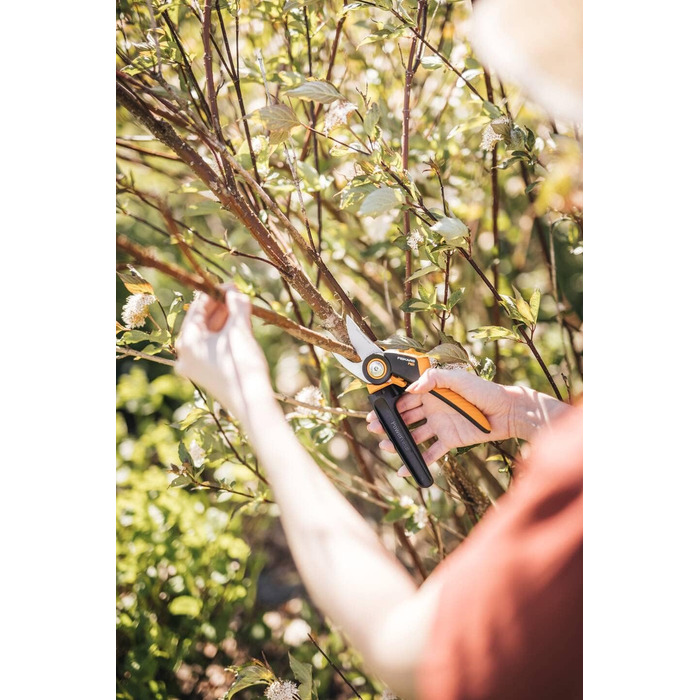 Садові ножиці Fiskars Bypass M, X-серія PowerGear, P921, З ручкою, що обертається, Для свіжих гілок та сучків, Антипригарне покриття, Леза з нержавіючої сталі, Довжина 20,1 см, Чорний/Помаранчевий, 1057173 X-серія P921