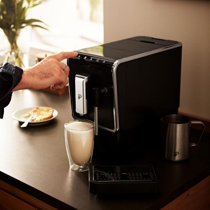 Повністю автоматична кавоварка Tchibo Esperto Latte з функцією спінювання молока для кавової пінки, еспресо та молочних делікатесів, антрацит