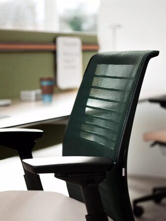 Ергономічне офісне крісло Steelcase Think з поперековою опорою LiveBack, підлокітниками 4D, екологічний дизайн, чорне, один розмір