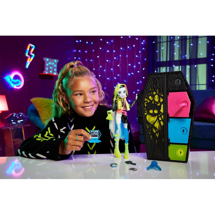 Лялька Monster High Skulltimate Secrets Френкі Штейн Neon Frights неонові сюрпризи, світні аксесуари, ключ Color-Reveal, для дітей від 6 років, HNF79