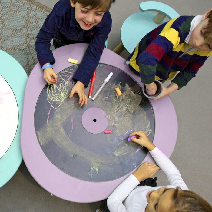 Білий Багатофункціональний дитячий ігровий столик Ніжки з регульованою висотою У комплекті чотири двосторонні ігрові диски, пазл та стільниця з натурального дерева білого кольору