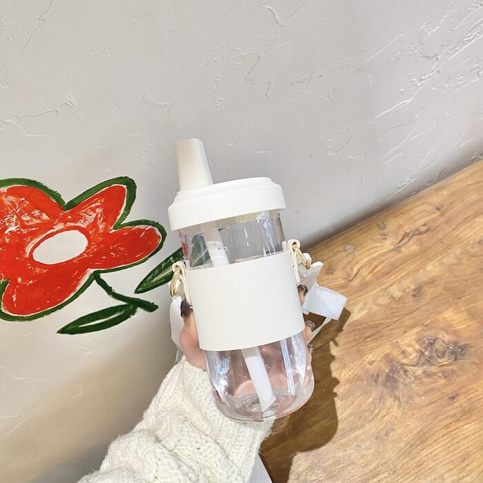 Чашка для пиття з плечовим ременем. Практична пляшка для води зі знімною трубочкою. Виготовлена з пластику. Для любителів напоїв. З плечовим ременем.