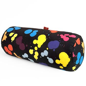 Кругла антистресова подушка для релаксації Знімає напругу в шиї та поперековому відділі хребта Зручний наповнювач з гранул Тканина лайкра Можна прати в пральній машині 35 x 15 см (Чорна з кольоровими цятками) Різнокольорова