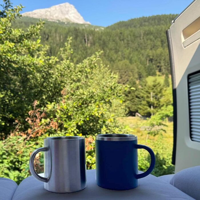 Набір меламінового посуду Jesolo зелений для 2 осіб - з чашками з нержавіючої сталі, вигляд кераміки, можна мити в посудомийній машині, кемпінговий посуд, караван, кемпінг, фестиваль - чашка з нержавіючої сталі бірюзового кольору