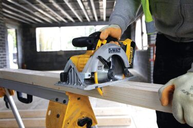 Акумуляторна портативна циркулярна пила DeWalt (18 В, 4,0 А-год, суцільнометалевий редуктор, у комплекті 2 літій-іонні акумулятори
