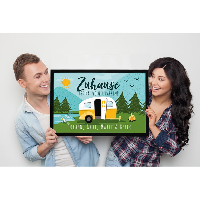 Персоналізований сімейний килимок для дверей з іменами. Дім там, де ми паркуємося. Для кемпінгу, каравану, нековзний та миється. Чорний, 60x40 см. Дім, чорний