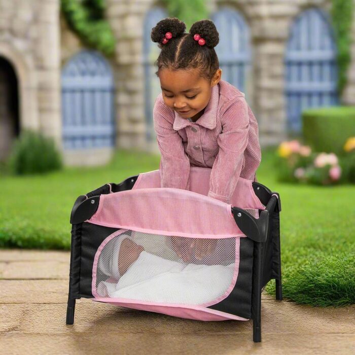 Іграшка для дитячого садка Joie Junior Sleep & Dream у рожевому та чорному кольорах Знімний пеленальний столик та ігрова панель Легке дитяче ліжко для подорожей для ляльок від 3 років