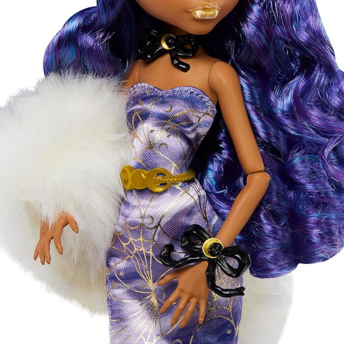 Лялька Monster High Howliday Winter Edition, колекційна річ Clawdeen Wolf, у лавандовій сукні ICY з хутряним боа та аксесуарами, різнокольоровий колір
