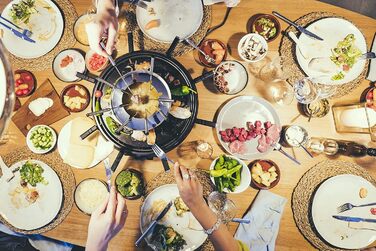 Комбінація SEVERIN Raclette-fondu, 1900 Вт, раклет на 8 осіб з каменем для гриля, комбінація раклету і фондю 2 в 1 з 8 сковородами, скребками і виделками для фондю, RG 2348