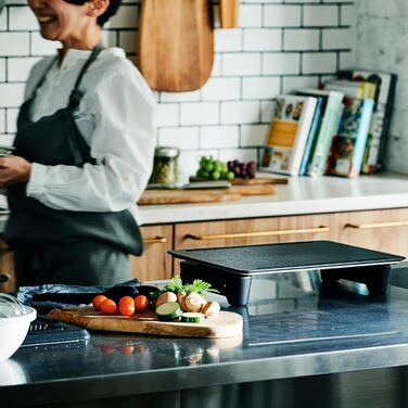 Японський електричний гриль теппаньякі - Енергозберігаючий з регулюванням температури до 250C - Ідеально підходить для здорового приготування їжі з низьким вмістом жиру - Легко чиститься та повністю без PFOA Чорний