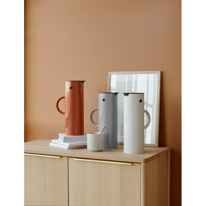 Ізольований глечик Stelton EM77 - Двостінний ізольований глечик для гарячих/холодних напоїв - Чайник та кавник зі скляною вставкою, магнітною застібкою, кришкою, що закручується, вінтажний дизайн - 1 літр, пісочний