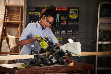 Торцювальна пила 190 мм 18 В - Прохідність 50 х 250 мм при 90 - 1 літієва батарея 4,0 Ач - Зарядний пристрій 2,0 А - Поставляється