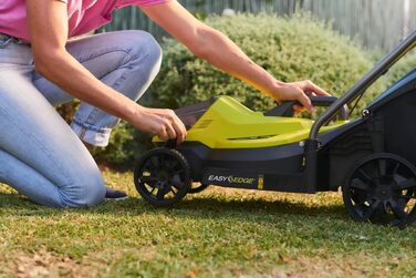 Акумуляторна газонокосарка Ryobi ONE 18 В, ширина зрізу 33 см, з акумулятором 2х4,0 Ач та зарядним пристроєм, складна, зручна ручка