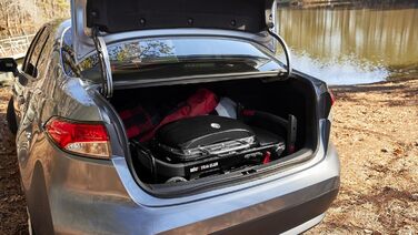 Компактний газовий гриль Weber Traveler з розкладним підставкою та колесами, модель 2026 року