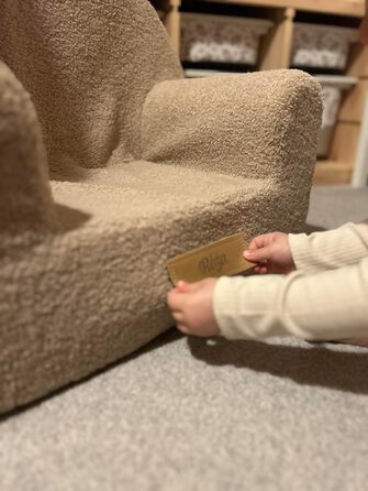 Дитяче персоналізоване крісло Flumi з пінопласту Дитяче сидіння для дитячої кімнати, ігрової кімнати Крісло з гравірованим іменем дитини, колір овчина темно-бежевий