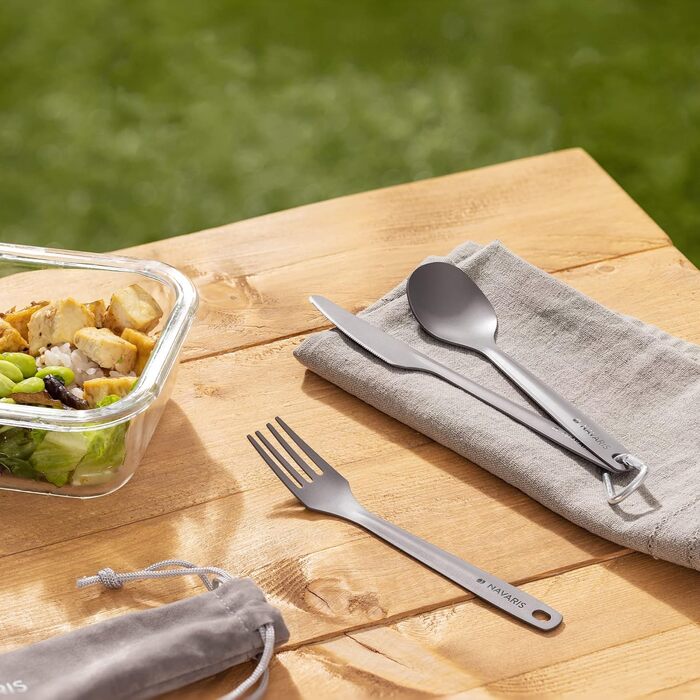 Набір столових приборів для кемпінгу Navaris 2 шт. Titanium, 3 предмети - ніж, виделка, ложка, включаючи чохол - надлегкий набір столових приборів 3-в-1 - набір столових приборів для подорожей з 2 предметів, сірого кольору