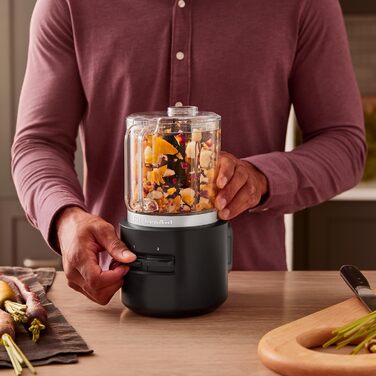Бездротовий подрібнювач KitchenAid Go Cordless, 1,18 л, 2 швидкості та імпульсний режим, лезо з нержавіючої сталі та вінчик, до 25 хв роботи від одного заряду, чорний