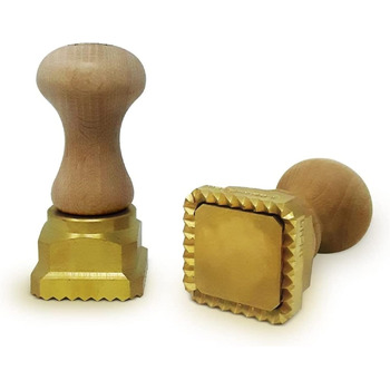 Квадратна хвиляста 45x45мм Італійський інструмент для пасти для домашньої комерційної кухні Латунь, натуральне дерево Простота у використанні Форма для печива равіолі, виготовлена в Італії