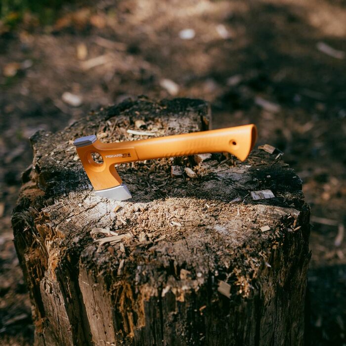 Сокира кемпінгова Fiskars X-Series X13, надлегка (480 г), вага голівки 325 г, довжина 33,2 см. Ідеально підходить для розколювання дров у походах та на кемпінгу. Подвійно загартована сталь/FiberComp, помаранчевий колір, 1069101 X13 (довжина 33,2 см)