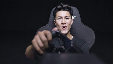 Кокпіт для гонок PLAYSEAT Trophy SIM Високопродуктивне ігрове гоночне крісло Підтримує прямий привід Сумісний з усіма поширеними кермами та педалями Підходить для ПК та консолі Чорне видання