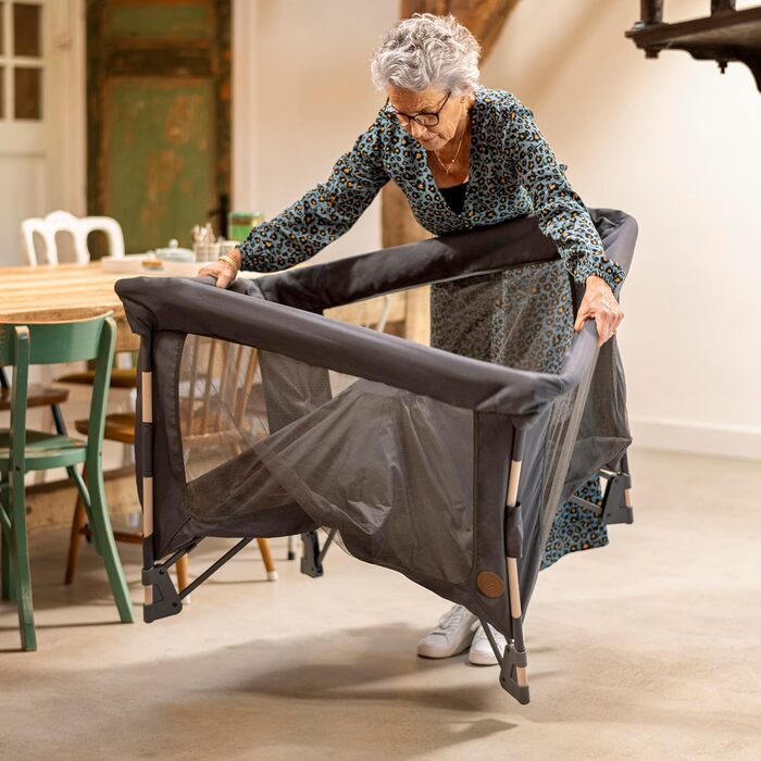 Дорожнє ліжечко Maxi-Cosi Swift 3-в-1 для немовлят, 0-3,5 років, до 15 кг, регульоване по висоті дорожнє ліжечко, матрац 2-в-1, надлегке, складається за 1 секунду, дорожня сумка, екологічний догляд, Beyond Graphite Swift Beyond Graphite Eco Care