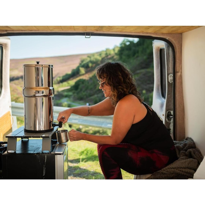 Британська система гравітаційних фільтрів для води Berkefeld 6-літрова система фільтрів із нержавіючої сталі з 2 сертифікованими Doulton NSF керамічними ультрафторними картриджами Дорожня система питної води для типових забруднень