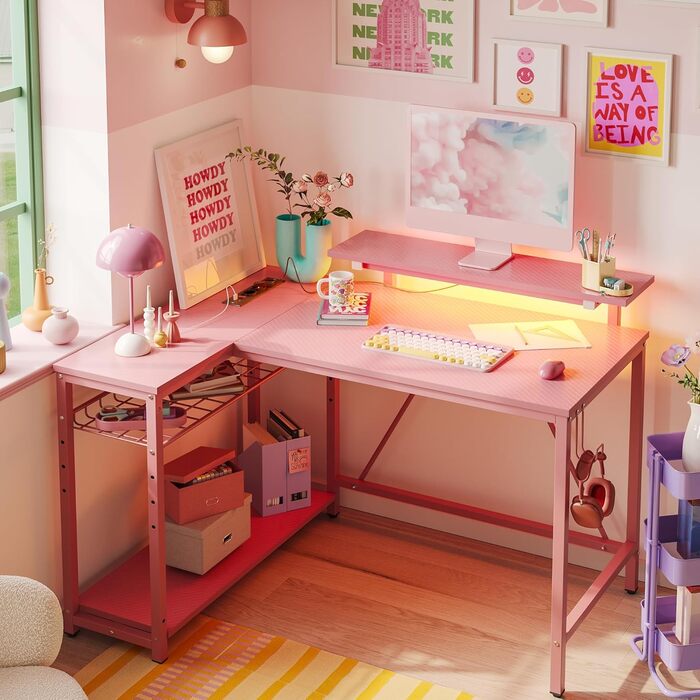 Кутовий письмовий стіл Bestier L-подібної форми з розетками та світлодіодним освітленням, двосторонній комп&39ютерний стіл з полицями та гачками, компактний стіл для домашнього офісу (3D рожеве вуглецеве волокно, 106 см) 106 см рожевий