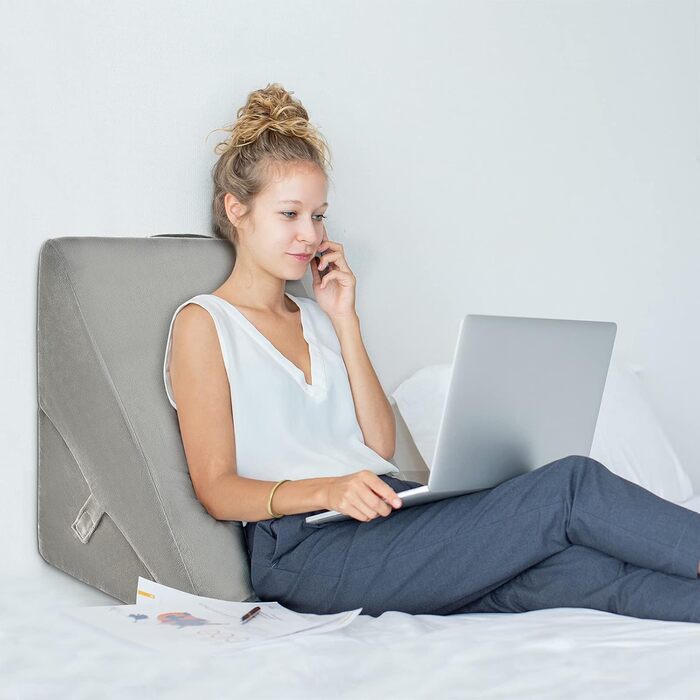 Клиноподібна подушка GOPLUS для ліжка, подушка для читання, подушка у формі книги для відпочинку, чохол з піни з ефектом пам&39яті, що прається, подушка для ніг, подушка для спини, ергономічна з ручкою, подушка для ніг, розслаблююча подушка для дивана та 