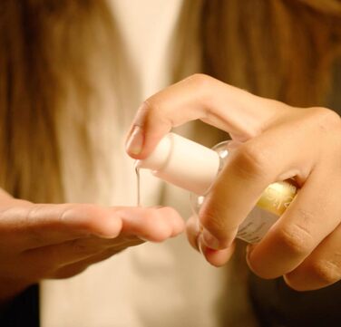 Професійний відпарювач для волосся Demeliss Titanium Elixir Ritual титанові плати, рівномірна подача пари для густого, кучерявого та жорсткого волосся з еліксиром для блиску 50 мл, колір Gold / Champagner